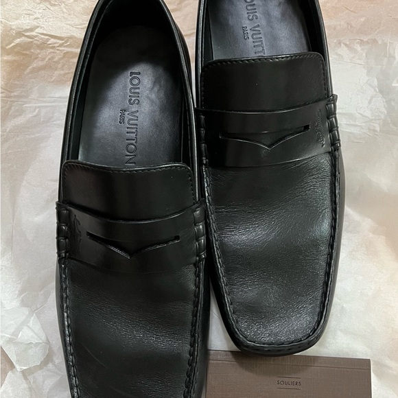 Louis Vuitton Elegant Black Leather Loafers